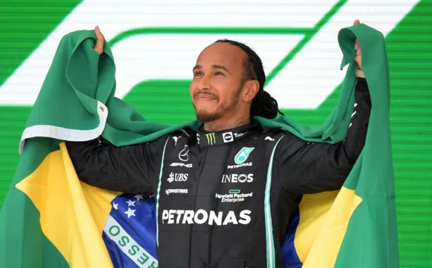 Lewis Hamilton com a bandeira do Brasil em sua vitória em Interlagos