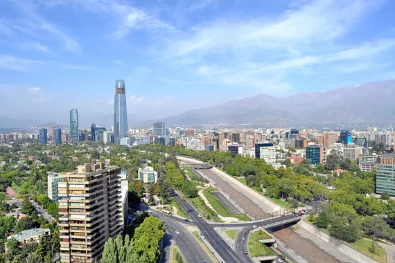 Santiago é a capital e principal porta de entrada para o Chile, com boas opções de lazer, compras e gastronomia