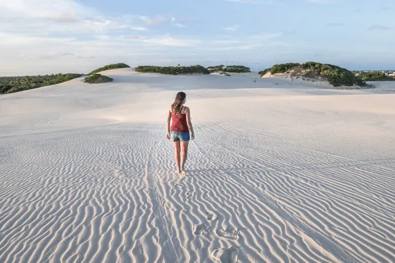 Caminhando nas dunas de areia, em Aracaju