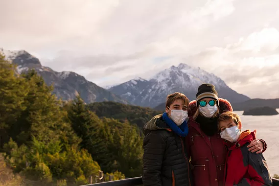 Família curtindo as paisagens gélidade de Bariloche durante suas férias