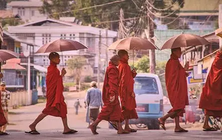 Luang Prabang manhã esmola e passeio pelo mercado